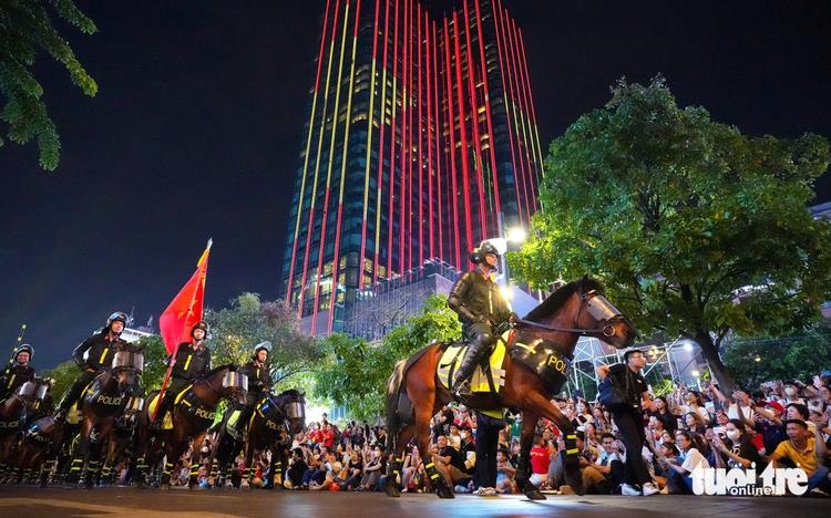 Mounted police parade thrills crowds on Reunification Day in Ho Chi Minh City