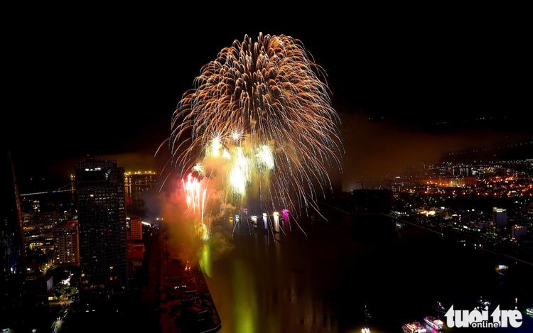 Da Nang's iconic Han River shines bright at largest fireworks fest in 15 years