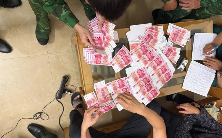 Vietnam border guards detain Chinese tourist for using counterfeit currency
