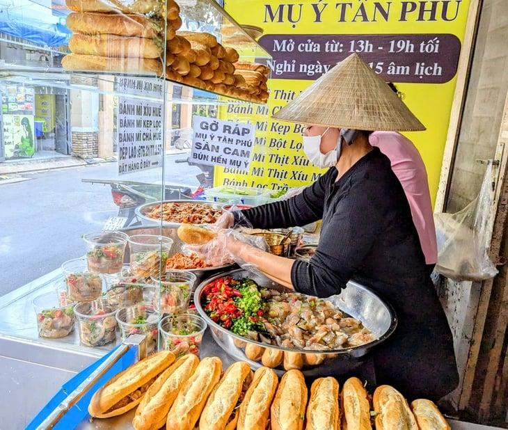 Hidden alley spot brings Hue flavor of 'banh mi bot loc' to Ho Chi Minh City