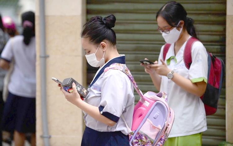 Ho Chi Minh City seeks to impose partial smartphone ban on students, even during breaks