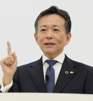 Hitachi Executive Vice President Toshiaki Tokunaga, set to be promoted to president, speaks at a press conference in Chiyoda Ward, Tokyo, on Monday.