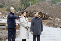 Emperor Naruhito (right) and Empress Masako (center) visit the flood-devastated Futegawa-machi district of the city of Wajima, Ishikawa Prefecture, accompanied by Mayor Shigeru Sakaguchi on Tuesday. (Pool photo)