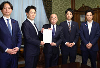 Nippon Ishin no Kai policy chief Hitoshi Aoyagi (second from left) and others submit a bill aimed at giving legal validity to maiden names to the House of Representatives on Monday.