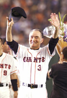 Shigeo Nagashima waves after his final game as manager of the Yomiuri Giants at the Tokyo Dome in September 2001.