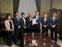 Takayuki Ochiai of the Constitutional Democratic Party of Japan (third from right) and others submit a bill to lower the minimum age for election candidacy to the House of Representatives, in Tokyo on Tuesday.