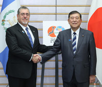 Prime Minister Shigeru Ishiba (right) and Guatemalan President Bernardo Arevalo shake hands before their summit at the prime minister's office Tuesday.
