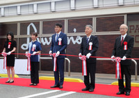 Lawson CEO Sadanobu Takemasu (center) and others cut the tape at a ceremony marking the 50th anniversary of its first store opening in Toyonaka, Osaka Prefecture, western Japan, on Thursday.