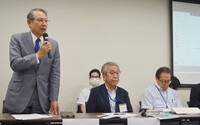 Hiroshi Masuda (left), head of the Memorial Museum for Soldiers, Detainees in Siberia, and Postwar Repatriates, speaks at a press conference in Tokyo's Shinjuku Ward on Tuesday.