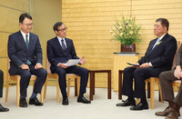 Nippon Steel Chairman Eiji Hashimoto (center) pays a courtesy visit to Prime Minister Shigeru Ishiba (right) on Wednesday.