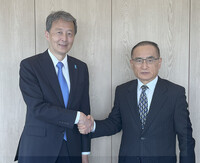 Japan's national security adviser Masataka Okano, (left), and his South Korean counterpart, Wi Sung-Lac, meet in Seoul on Friday. (Courtesy of Japan's National Security Bureau)