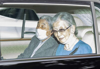 Emperor Emeritus Akihito (left) and Empress Emerita Michiko head to the University of Tokyo Hospital on Monday.