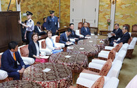 Japanese Prime Minister and Liberal Democratic Party President Shigeru Ishiba (second from right) holds a meeting with heads of other parties Friday.