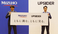 Mizuho Financial Group President Masahiro Kihara (left) and Upsider Holdings Representative Director Toru Miyagi pose for photos at a press conference in Tokyo on Tuesday.