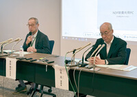 Toyoshi Fuketa (left), head of Nuclear Damage Compensation and Decommissioning Facilitation Corp.'s subcommittee on evaluating fuel debris removal methods, speaks at a press conference in Tokyo on Tuesday.