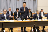 Agriculture minister Shinjiro Koizumi (center) speaks at a meeting to discuss farm policies in Tokyo on Wednesday.