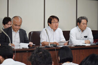 Susumu Murakoshi (center), who leads a group of lawyers for former Unification Church followers, speaks at a press conference in Tokyo on Wednesday.