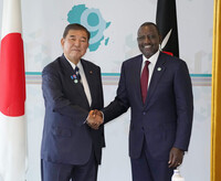 Prime Minister Shigeru Ishiba shakes hands with Kenyan President William Ruto (right) before their meeting in　Yokohama on Wednesday. (Pool photo).